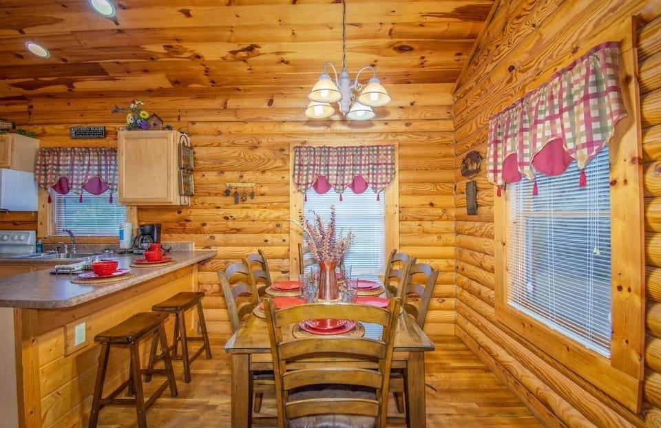 Dining area, with sitting room for 6. 