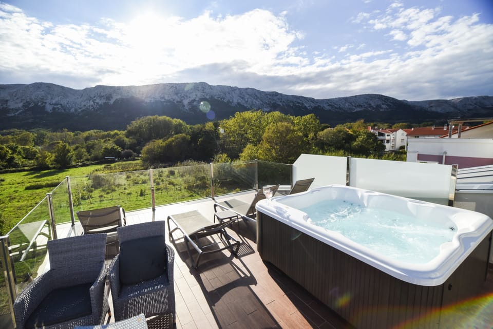 Outdoor spa tub