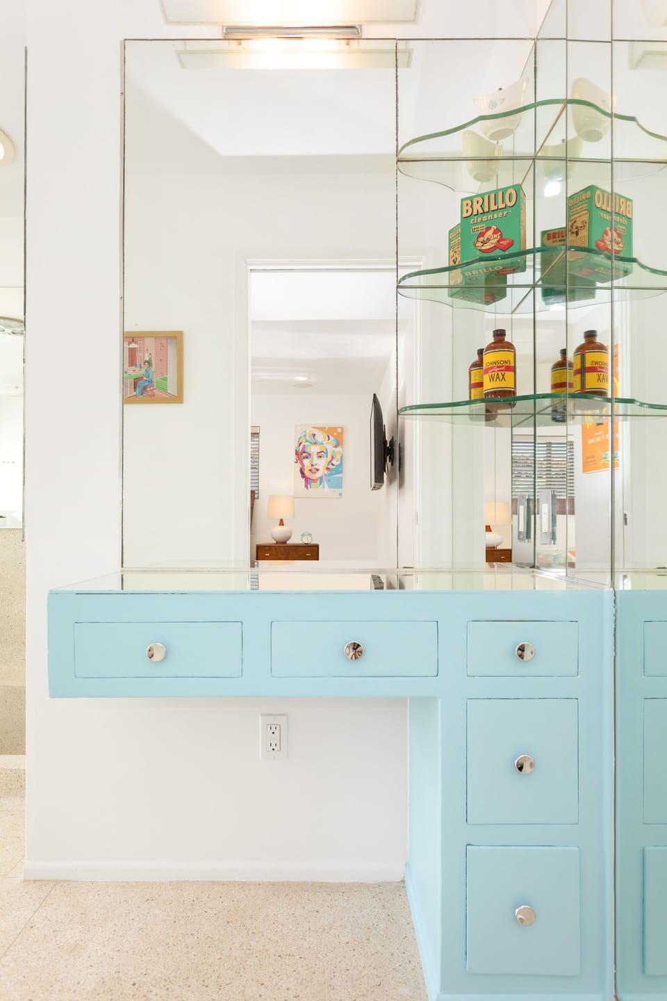Get dolled-up like Marilyn with the bonus mirror-covered vanity. 
