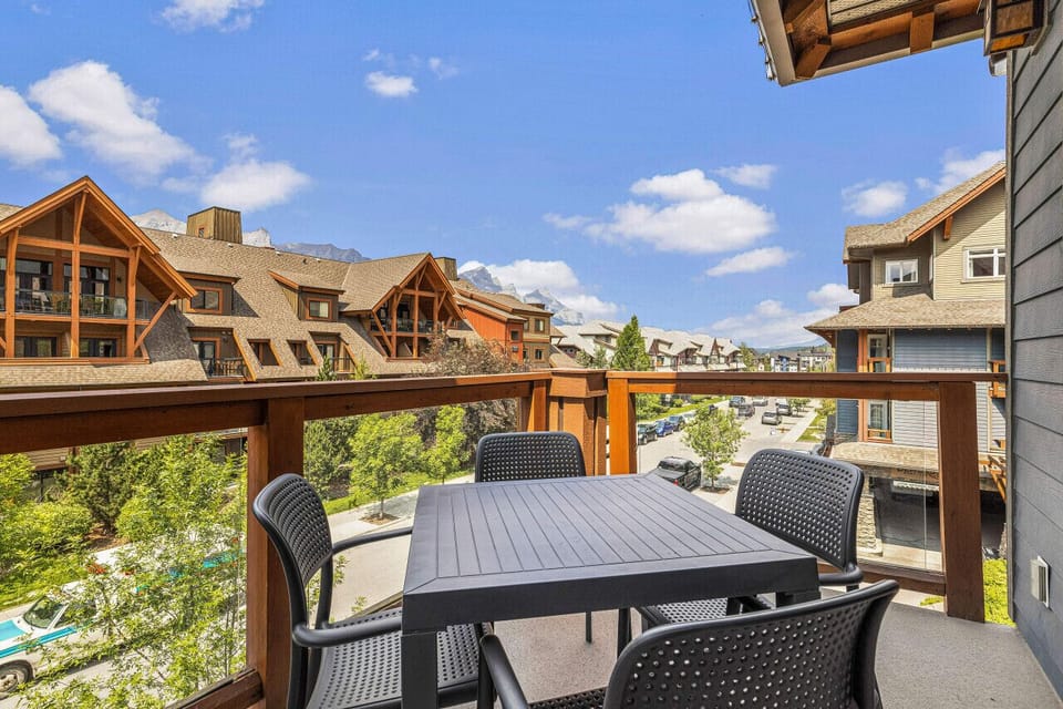 Mountain view, outdoor dining area
