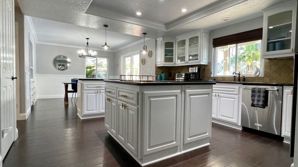Newly Remodeled Kitchen w/ Island