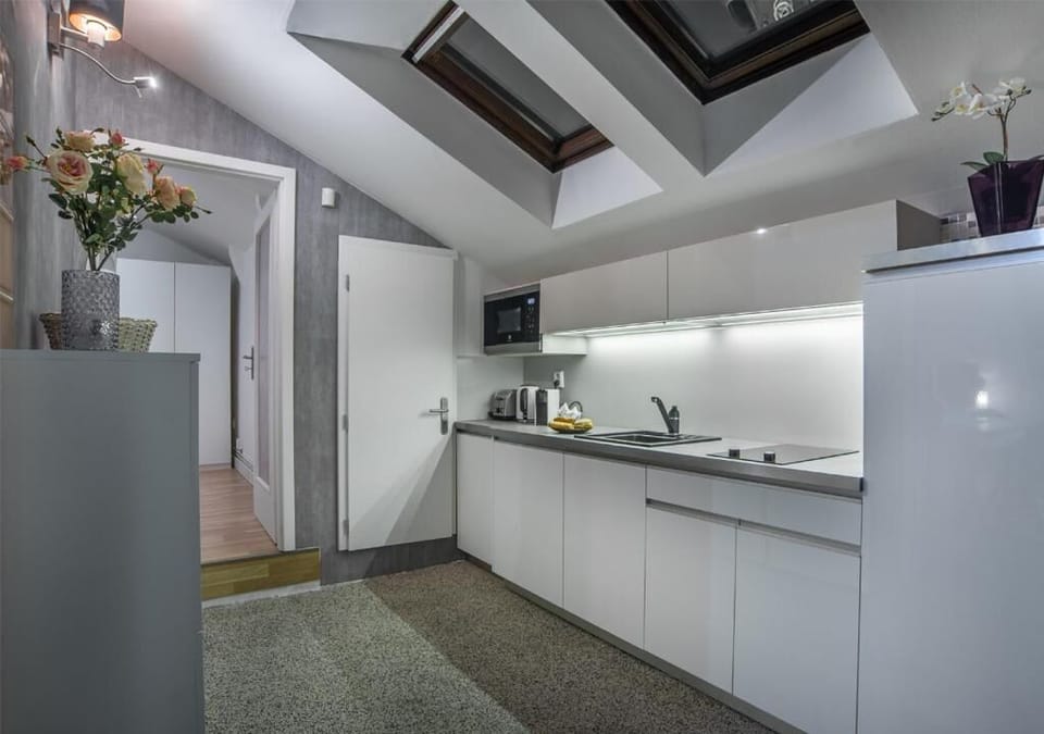 Kitchen , Dishwasher, hob, microwave, fridge freezer, coffeecpod machine 