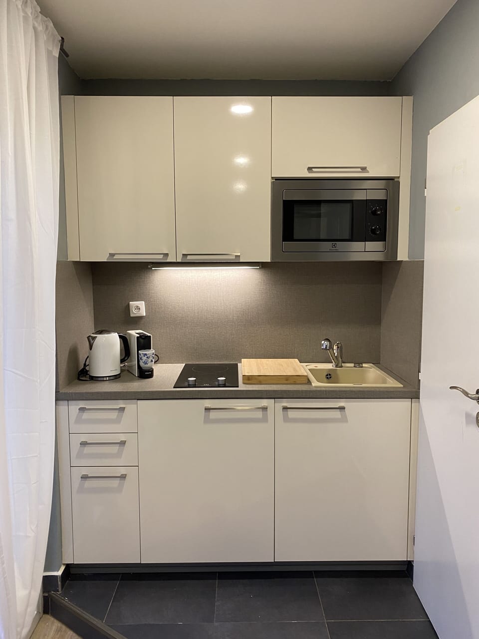kitchenette. Firdge/ freezer, Microwave, Hob, coffee pod machine 