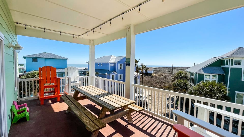 Spectacular 3rd floor balcony views. Dining or relax in oversized beach chairs.