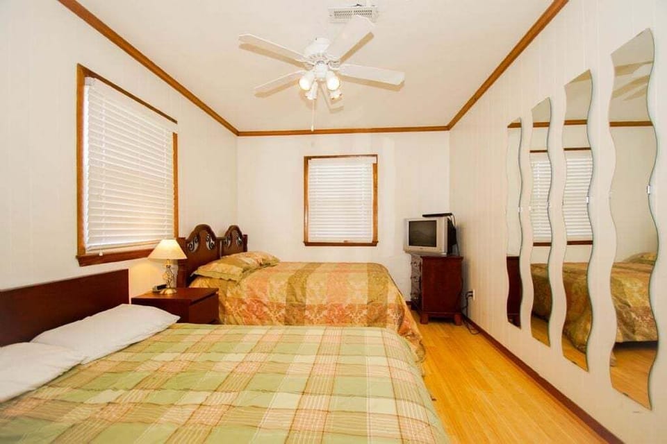 Bedroom 4 - 2 Fulls