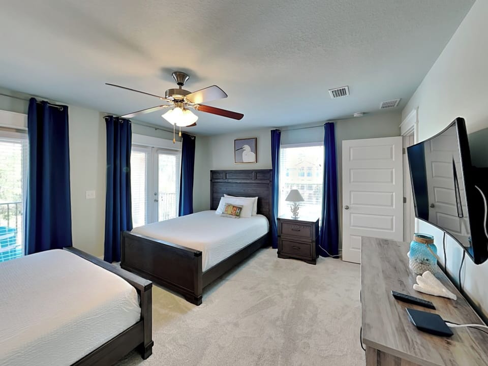 Fourth Bedroom - TV and Private Ensuite Full Bathroom - Third Floor