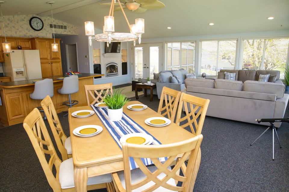 Dining table for 6, breakfast nook seats 4 and we have folding chairs!