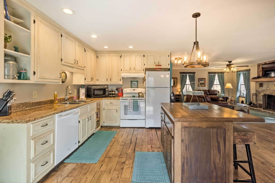 Main Kitchen | Fully Equipped | Blender | Crock-Pot | Coffee Maker