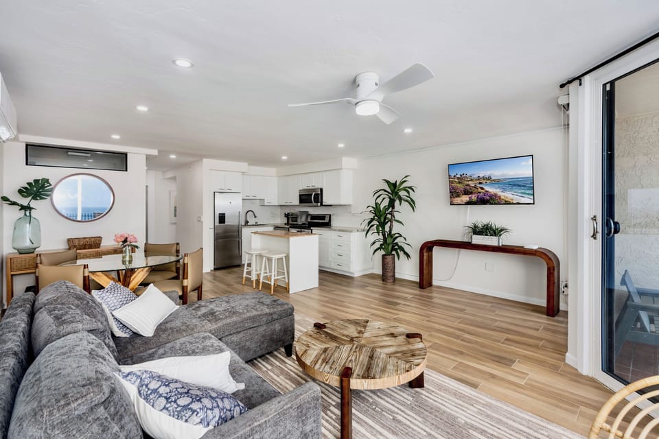 Newly remodeled open-concept living, dining and kitchen