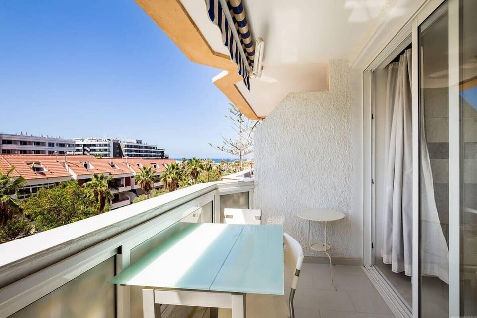 
Try to have breakfast on the balcony ?<br>Tentez un petit déjeuner sur le...