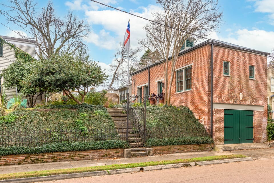 1844 Carriage House. A stay like no other!