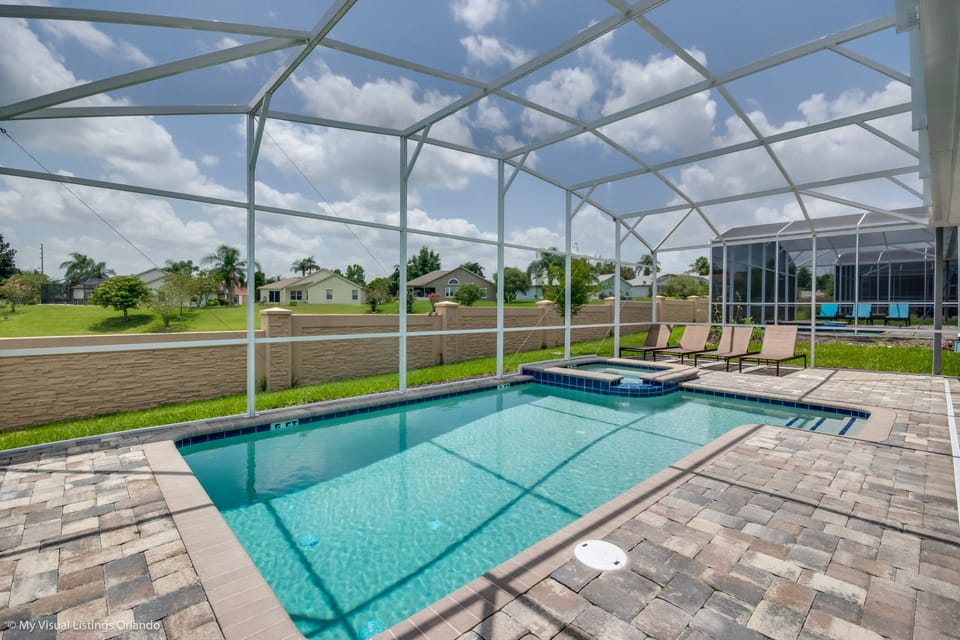 Beautiful 9 bed 5 bath villa located in Champions Gate Resort