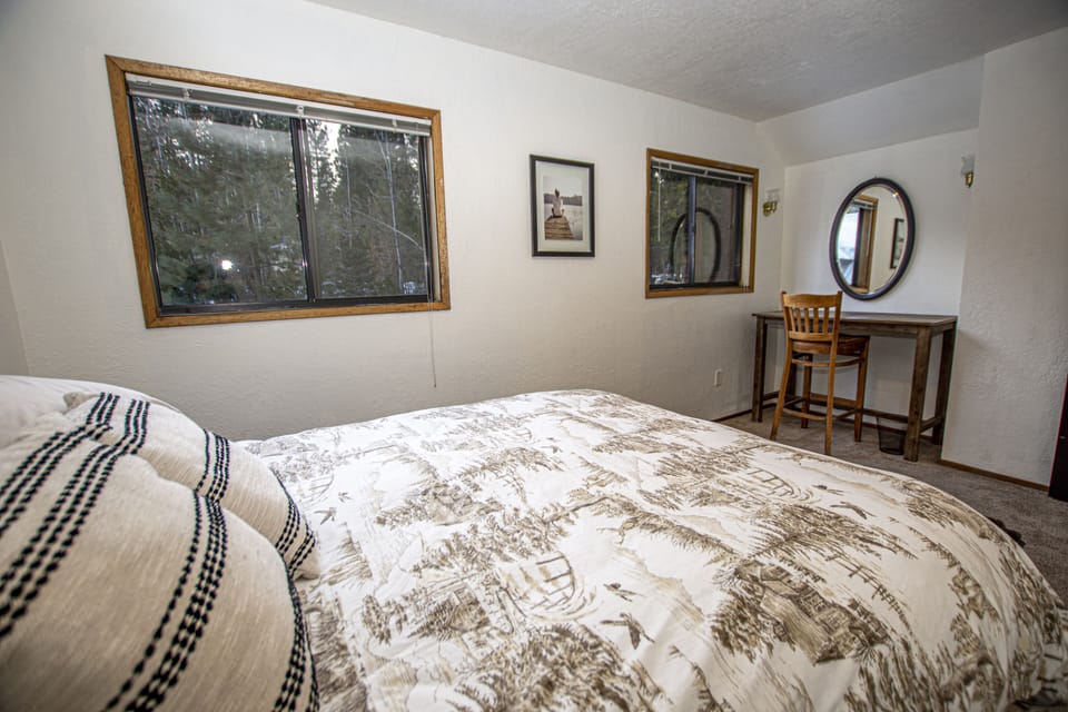 Emerald Cabin Bedroom 3 Desk