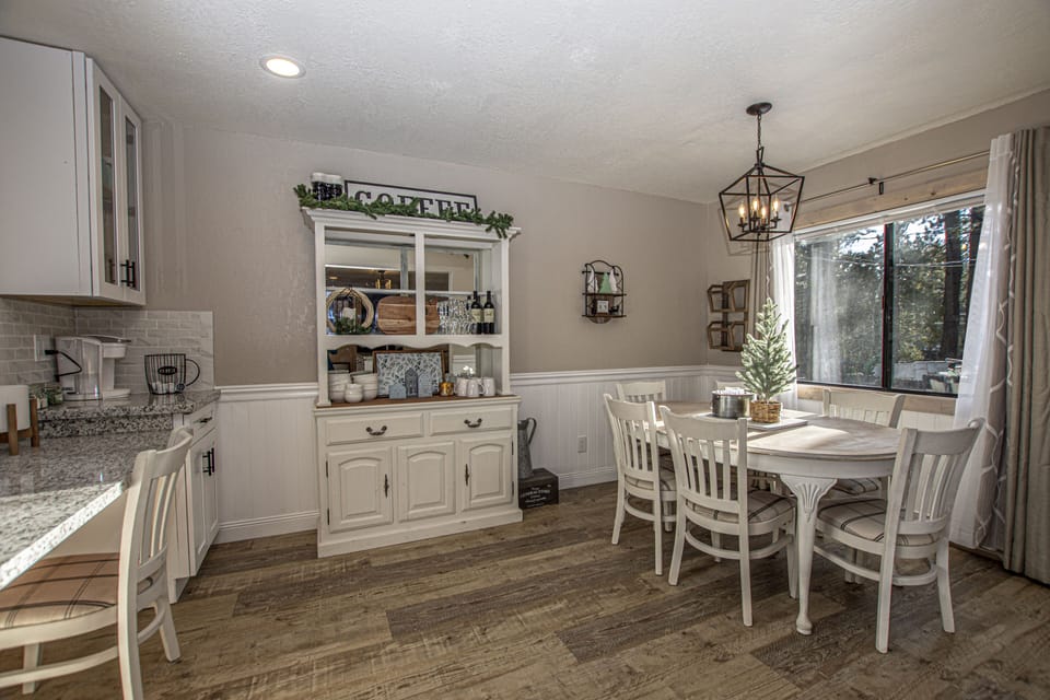 Emerald Cabin Dining Area and Desk