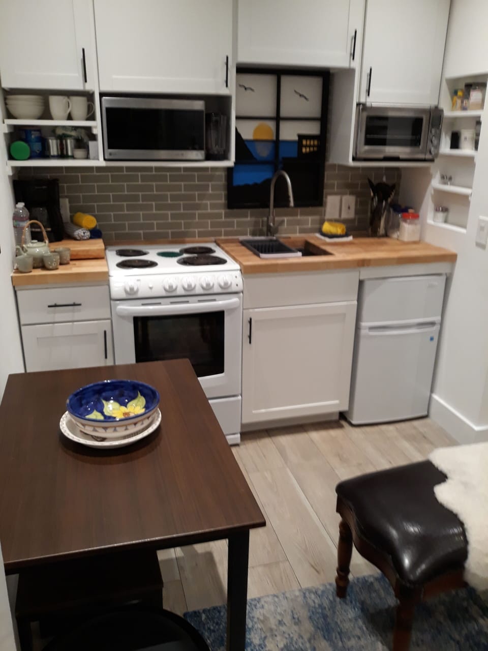 Kitchen with dining table