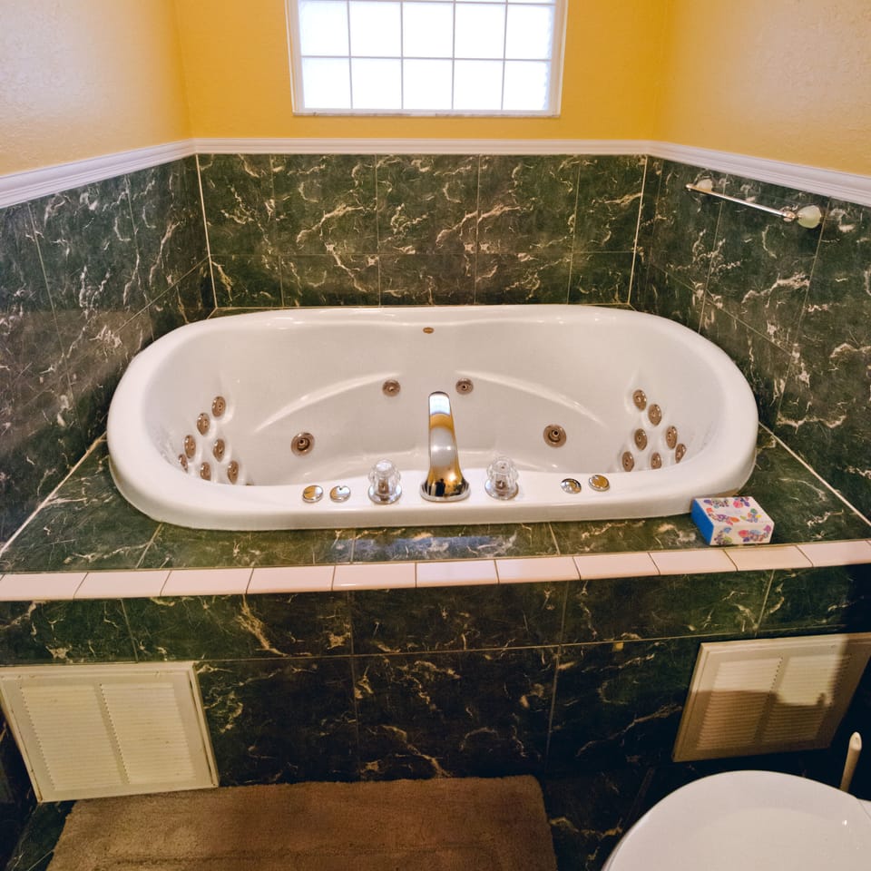 Spa tub in 2nd bathroom, many jets. No shower.
