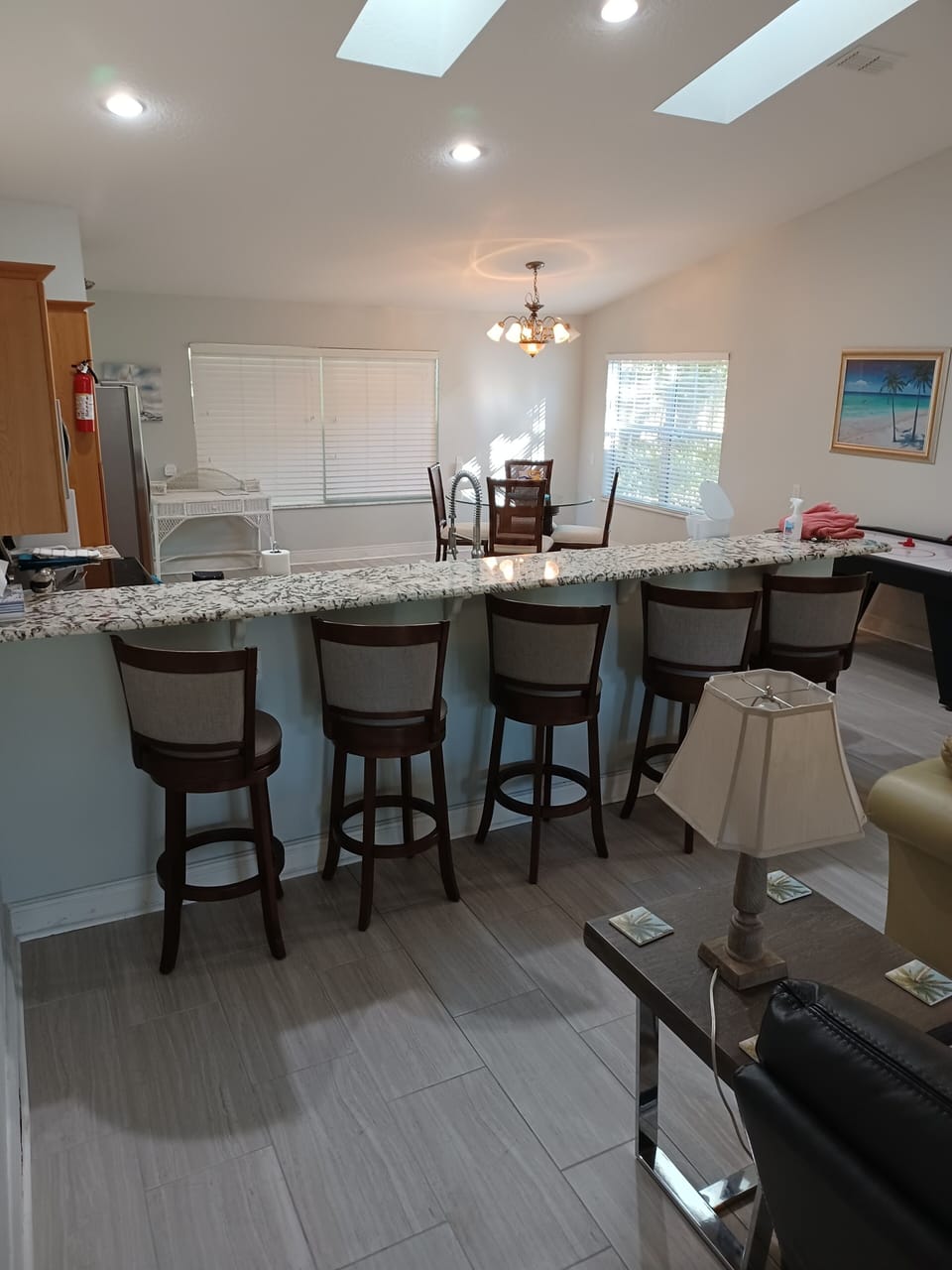 Bar with 5 bar stools