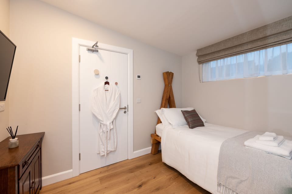 A lovely private single room with Luxury En-suite
