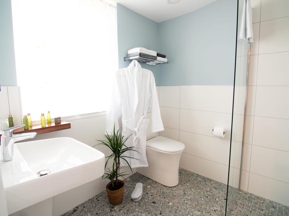 Spa-like En-suite with VOYA organic seaweed products, bathrobes and slippers