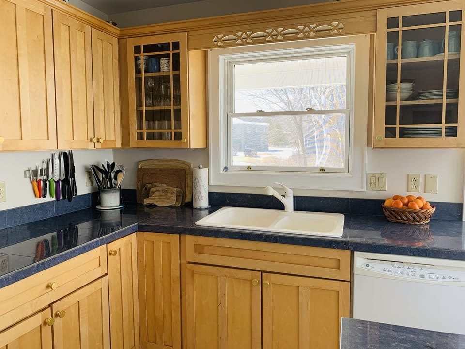 Double sink and dishwasher. Fully equipped kitchen (pots, pans, cutlery).