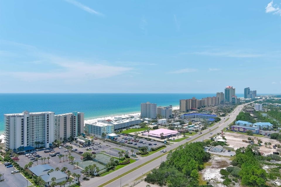 Everything you need for the perfect beach getaway in one location: Beachfront access, ample parking, and premium amenities.