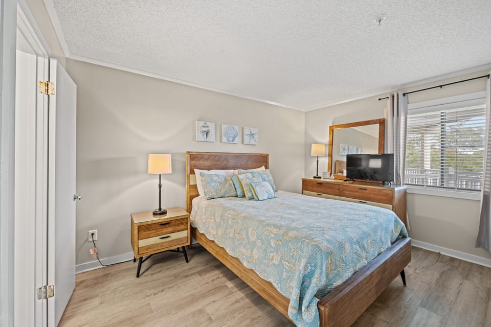 Master Bedroom w/1 Queen