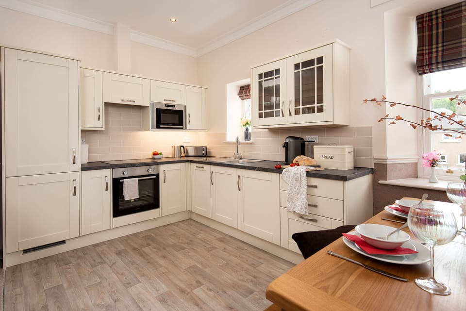 School View - shaker-style kitchen with all mod cons