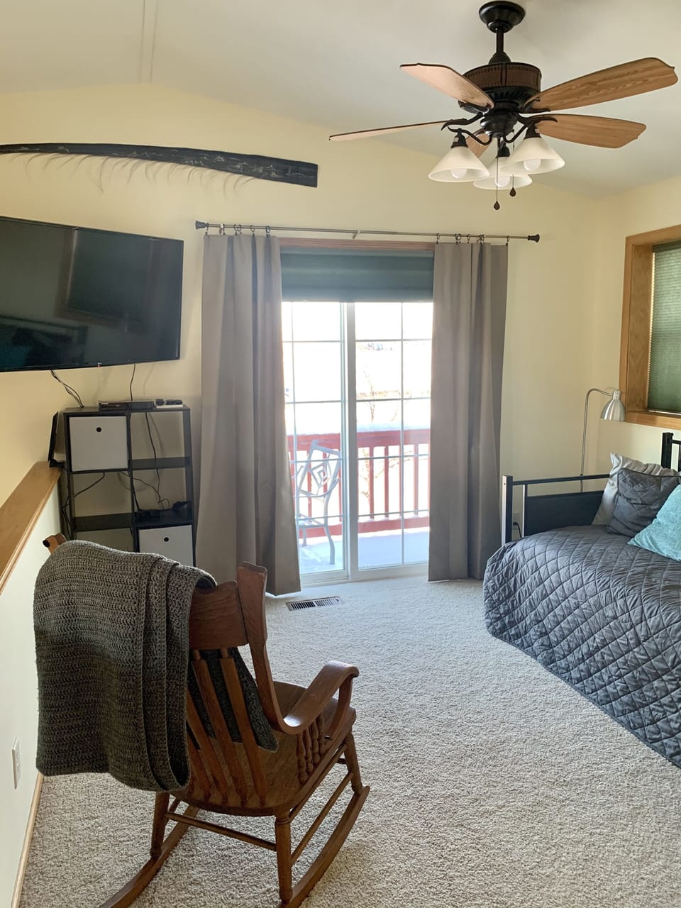 Upstairs loft with day bed / roll out trundle bed. Two twin beds.