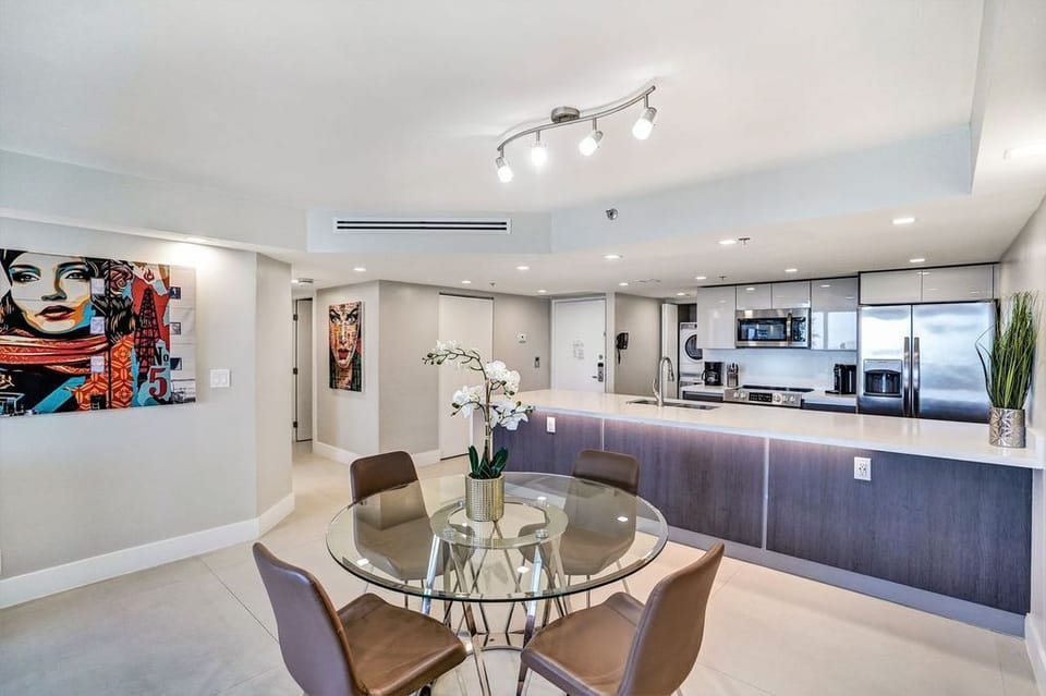 Dining area, fully equipped kitchen with washer/dryer