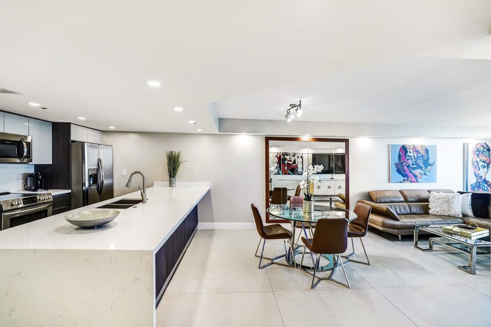 Fully equipped kitchen, dining area, living room