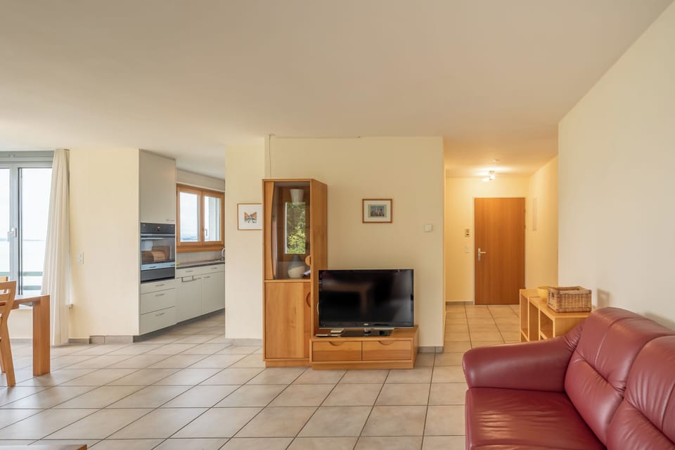  Entrance hall and front door