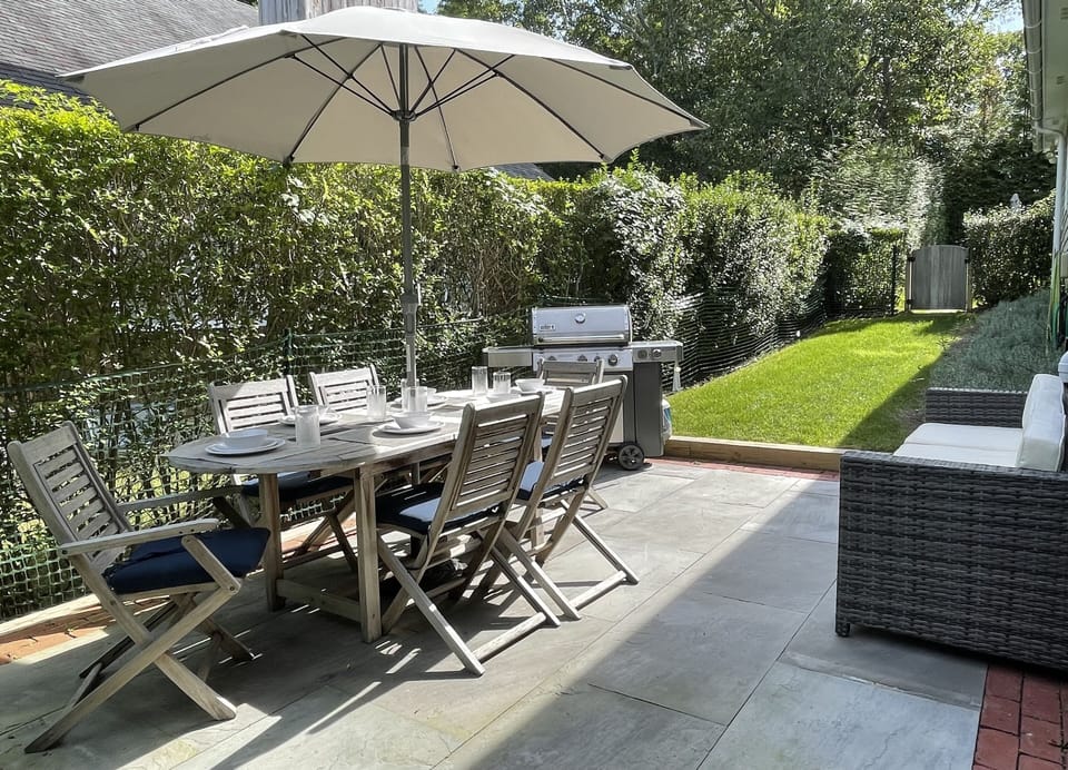 Outdoor dining with grill