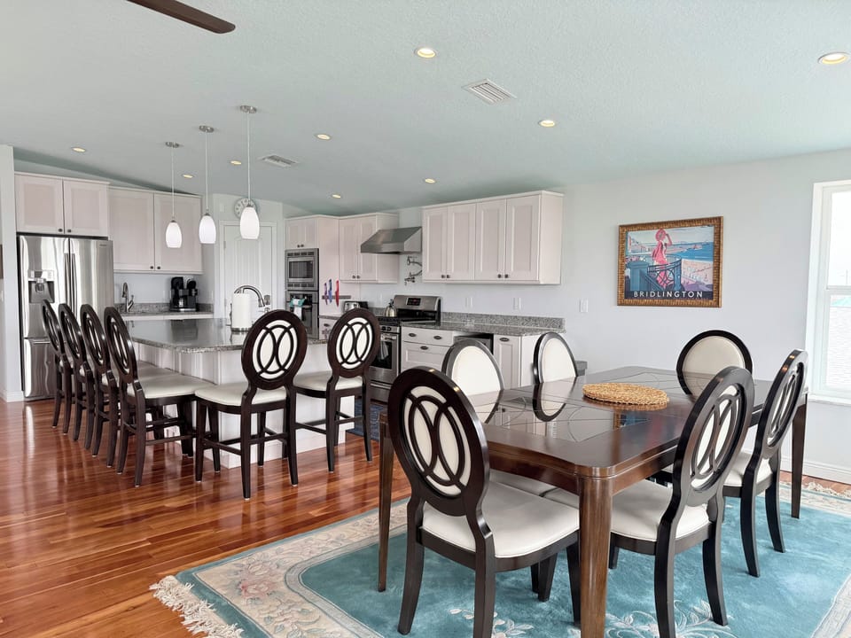 Open Floor Plan, Dining & Kitchen