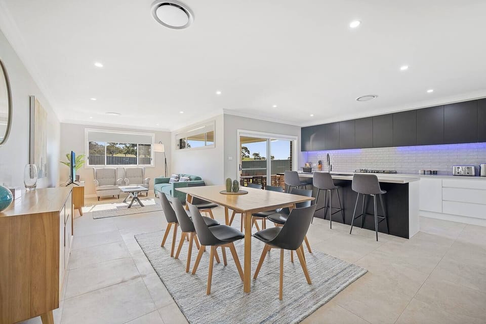 Enjoy your meals indoors at the 8-seater dining table or at the breakfast bar.