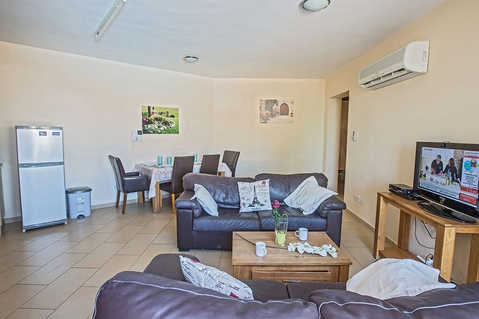 Open-Plan living room, kitchen and dining area
