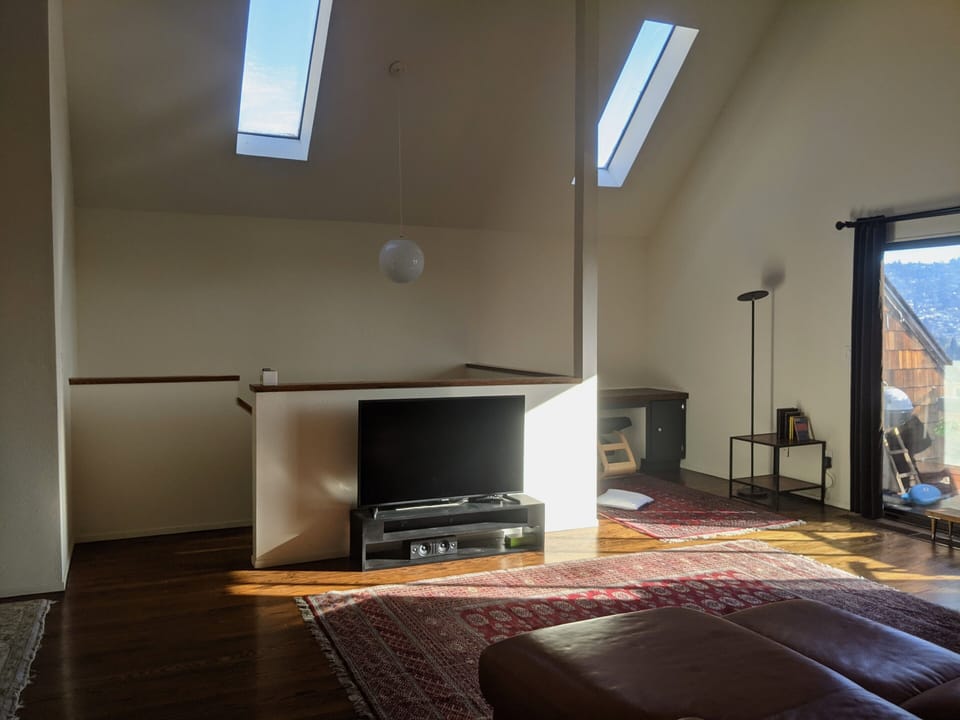 Warm and homey atmosphere in the spacious and luminous living room
