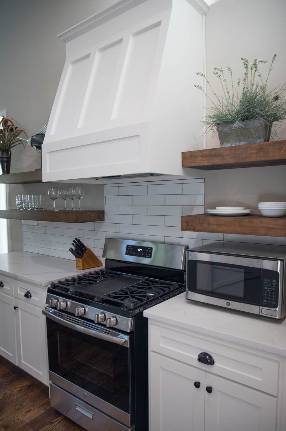 Gas range in front unit with floating shelve.s