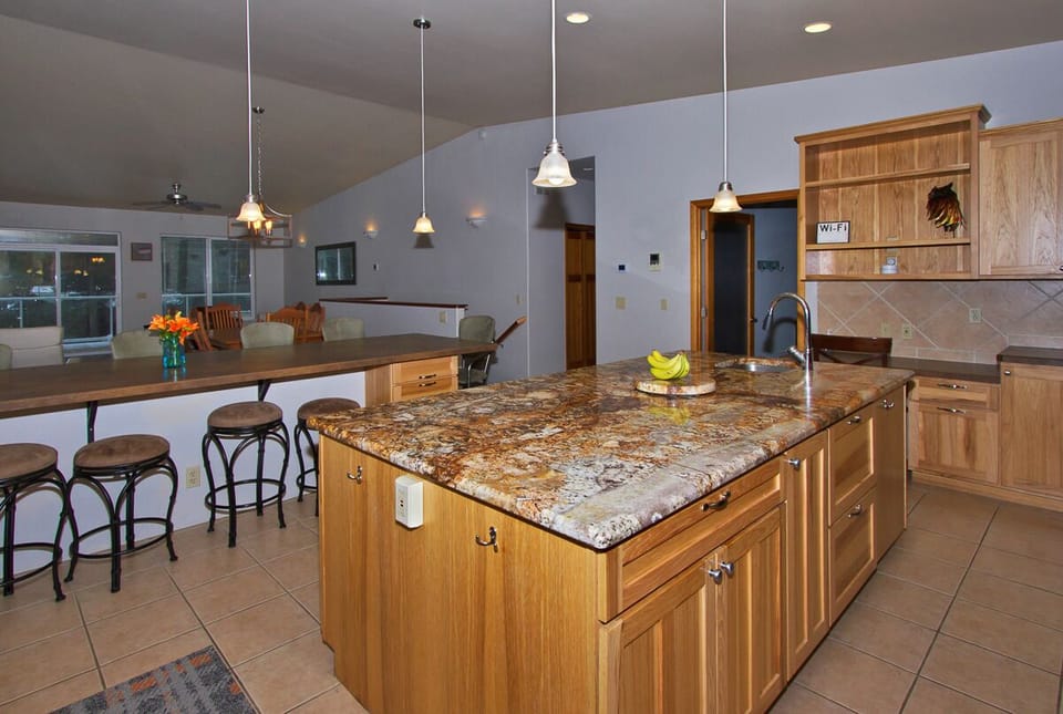 Kitchen Island facing  breakfast bar