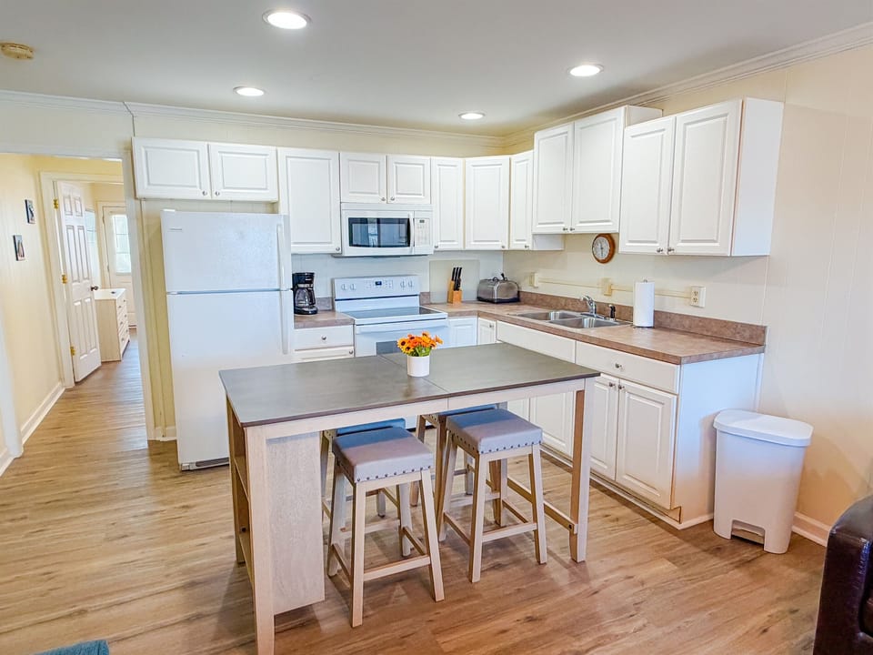 Full kitchen for all your dining needs!