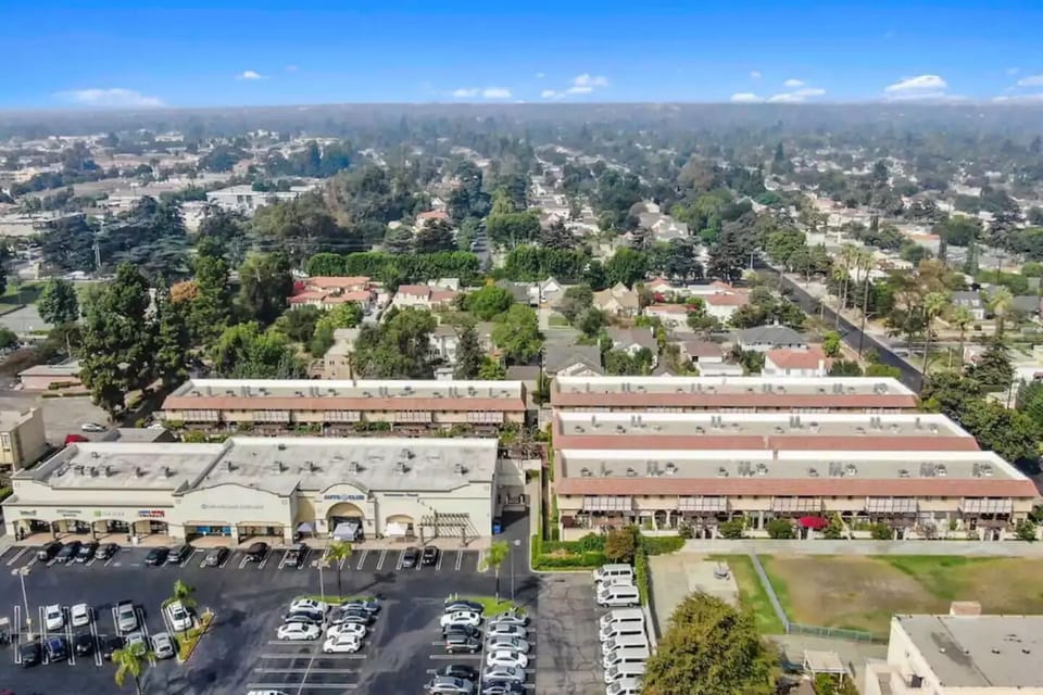 Walking Distance to Nearby Markets and Restaurants 