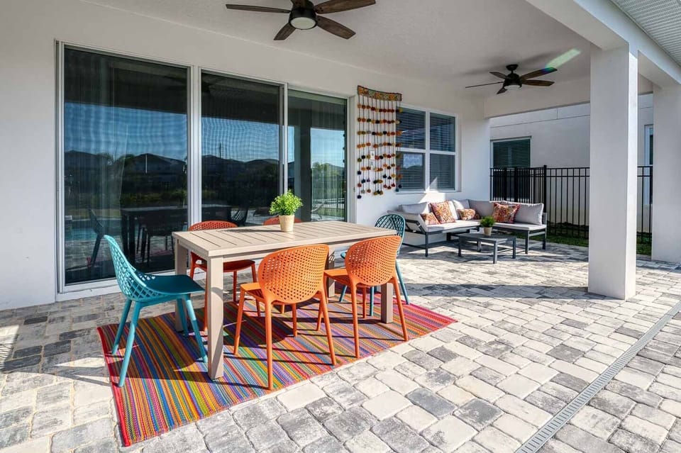 Come back from the parks to relax In our outdoor patio deck