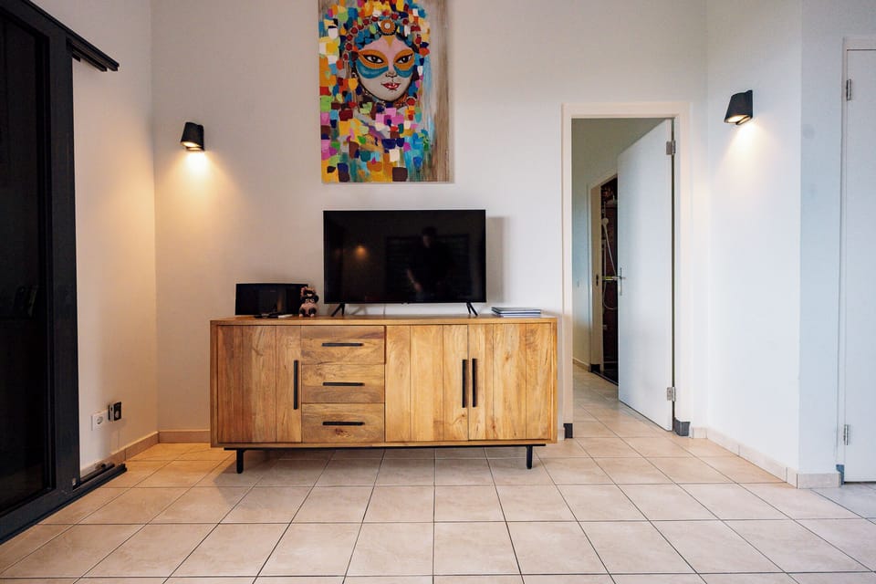 In de huiskamer is een mooi dressoir met TV met o.a. Netfix