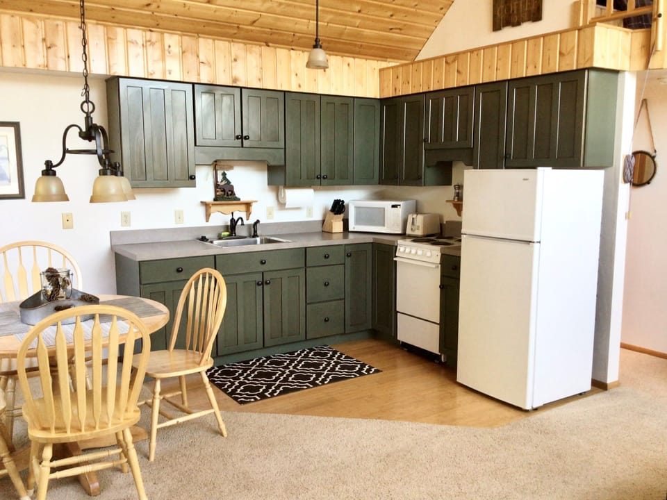 Kitchen and dining in the guesthouse.
