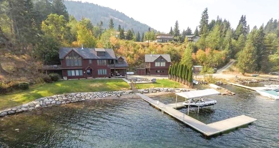 House, Guest House, Dock/Boat Lift, 200 feet of private lakefront