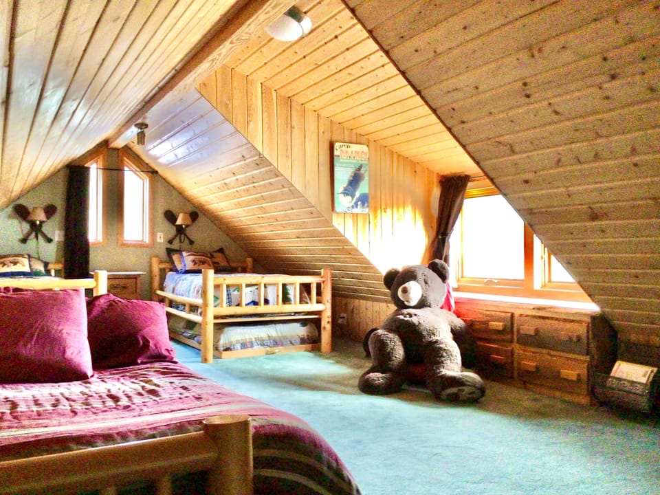 3rd floor kids room/loft.  Great views of the lake and a large, flat-screen TV.