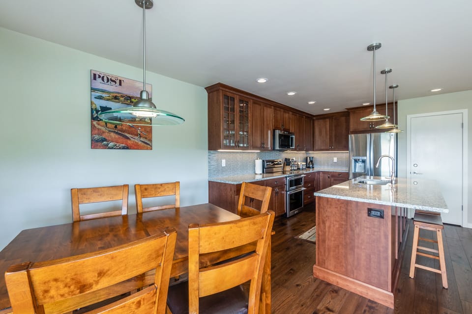 Dining with seating for 6 & kitchen bar seating for 3