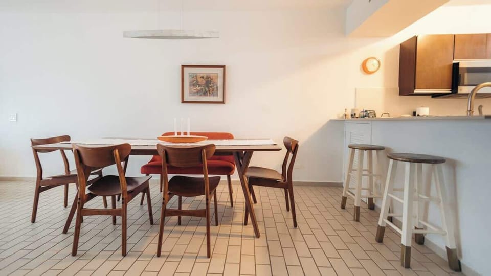 Indoor dinning table for 6 guests or enjoy our breakfast counter for 2. 