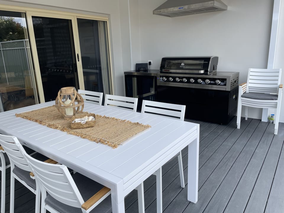 Rear entertaining deck 