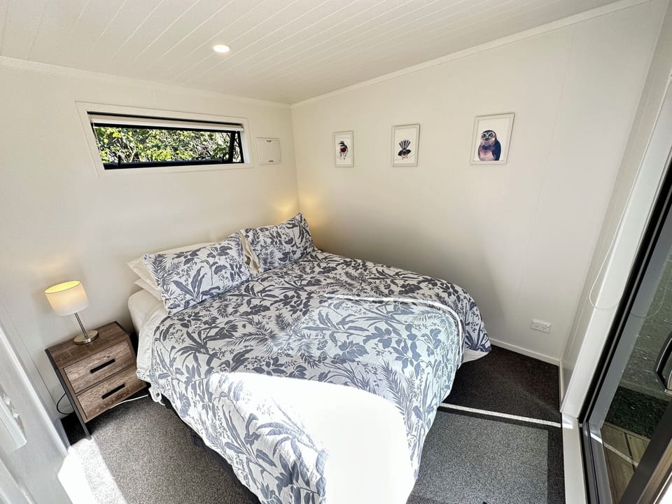 Bedroom with queen sized bed