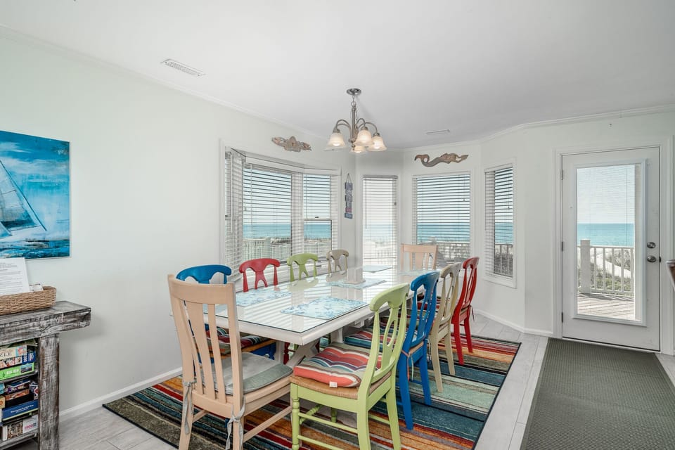 Enough seating for 10 at the dining table